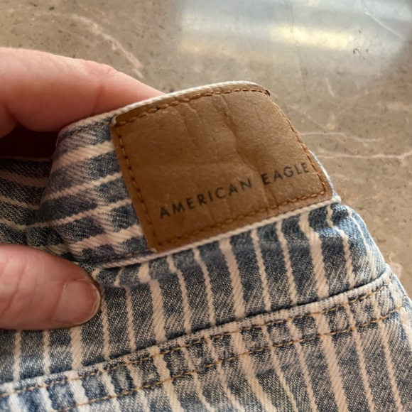American eagle blue and white pinstripe distressed jean shorts size 8 - Picture 6 of 7